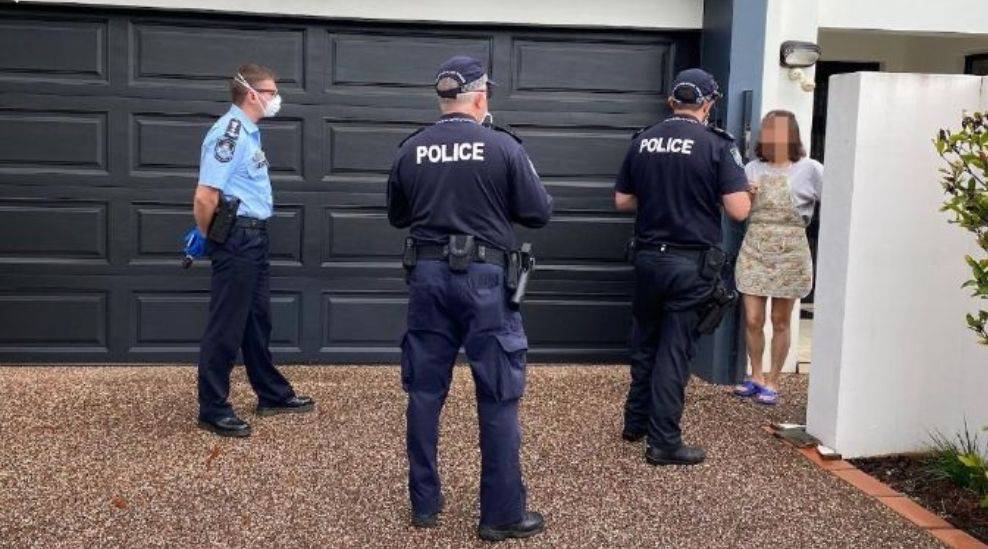 " 警察上门检查自我隔离!