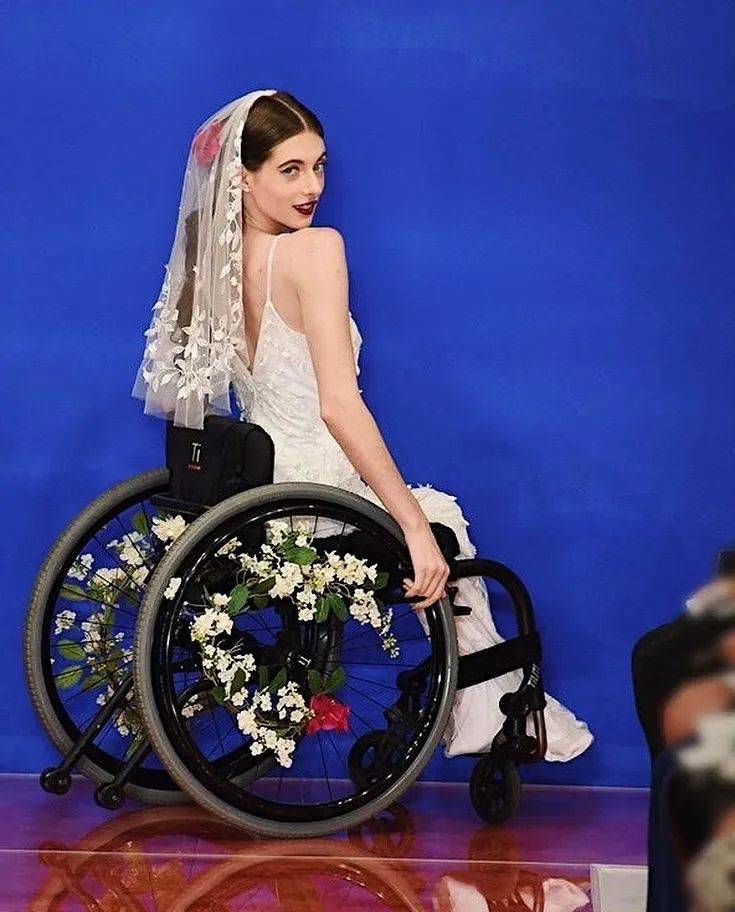 瘫痪19年,25岁美女学霸涅盘重生,坐轮椅走秀惊艳时装周!