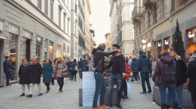 疫情当前，中国小伙在意大利街头做了一个实验，看后暖哭了···