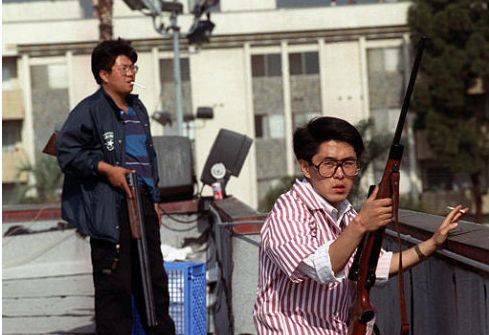 川普竟下令“统一口径甩锅中国”…中国商铺被砸，华人囤枪武装自卫