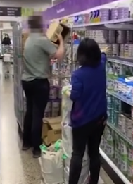 公然挑衅！华裔女子超市被抓拍，奶粉10罐起拿！完全无视禁令，店员补货一遍，她囤一遍！实在太丢人了...