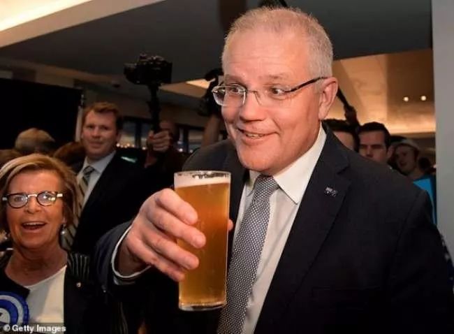 从万人唾骂、到“澳洲10年来认可率最高的总理”，莫里森上台这一年多也太​戏剧化了！